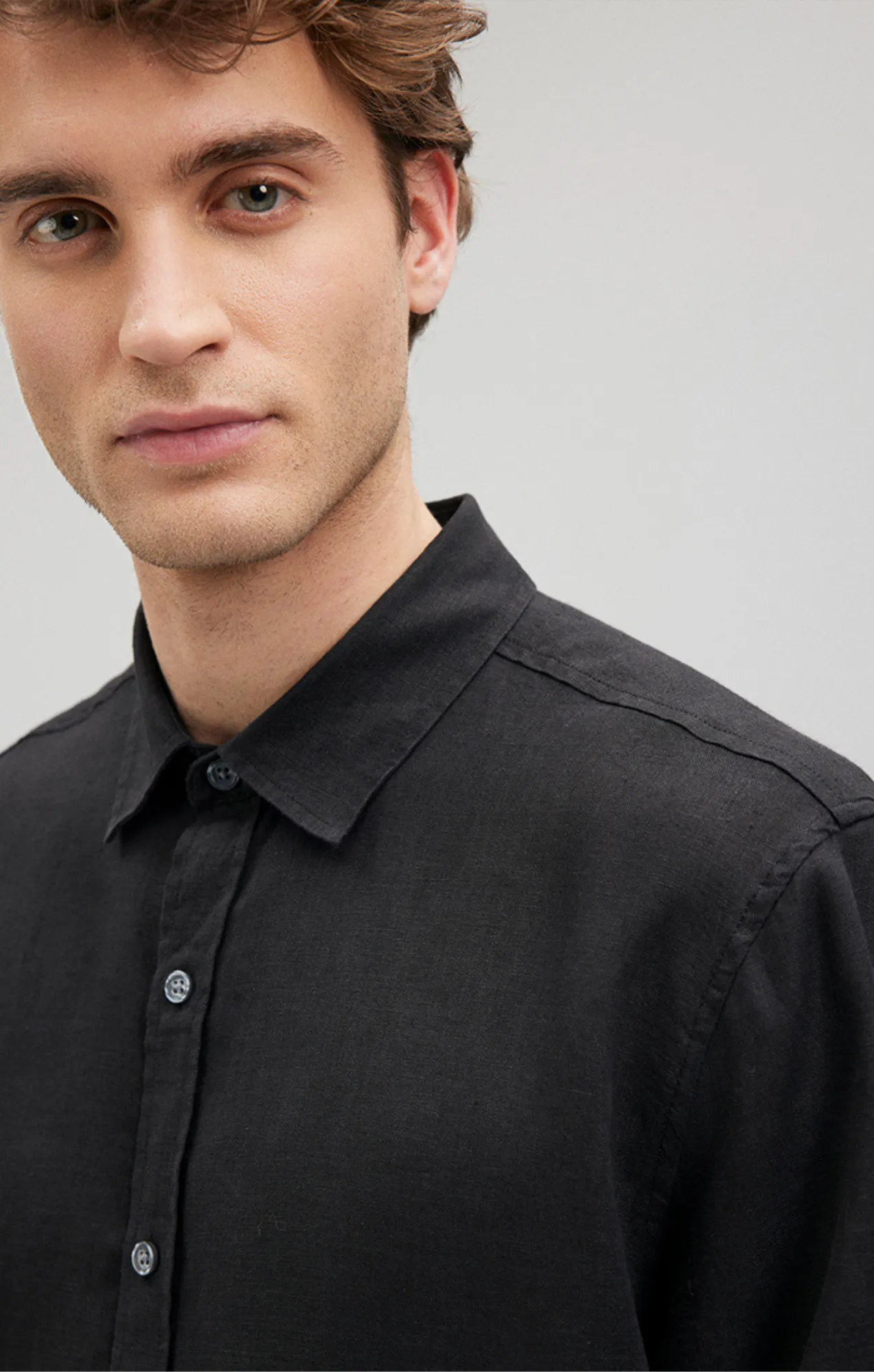 LINEN BUTTON-UP SHIRT IN BLACK