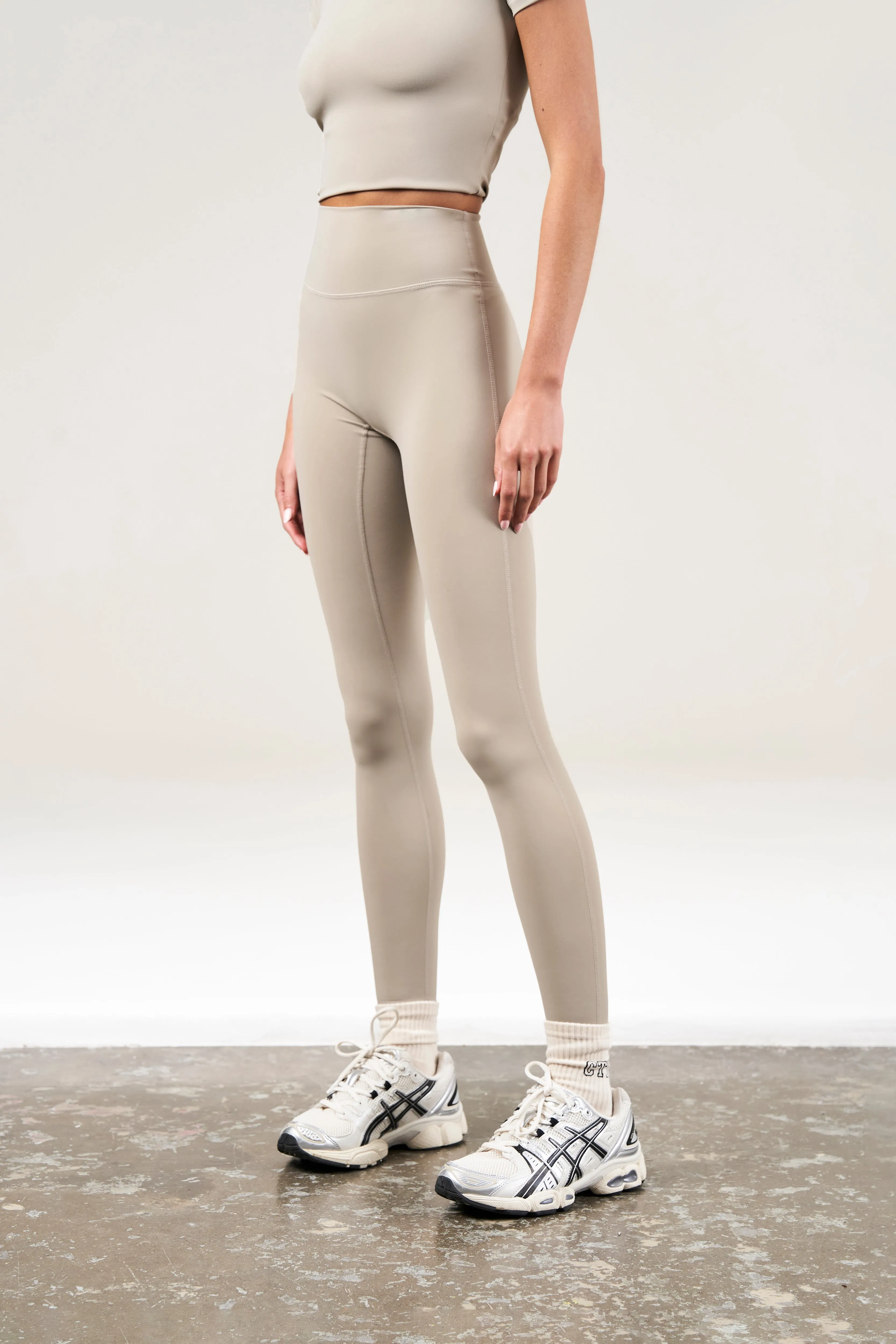 SCULPTING STRETCH EMBLEM LEGGINGS - BEIGE